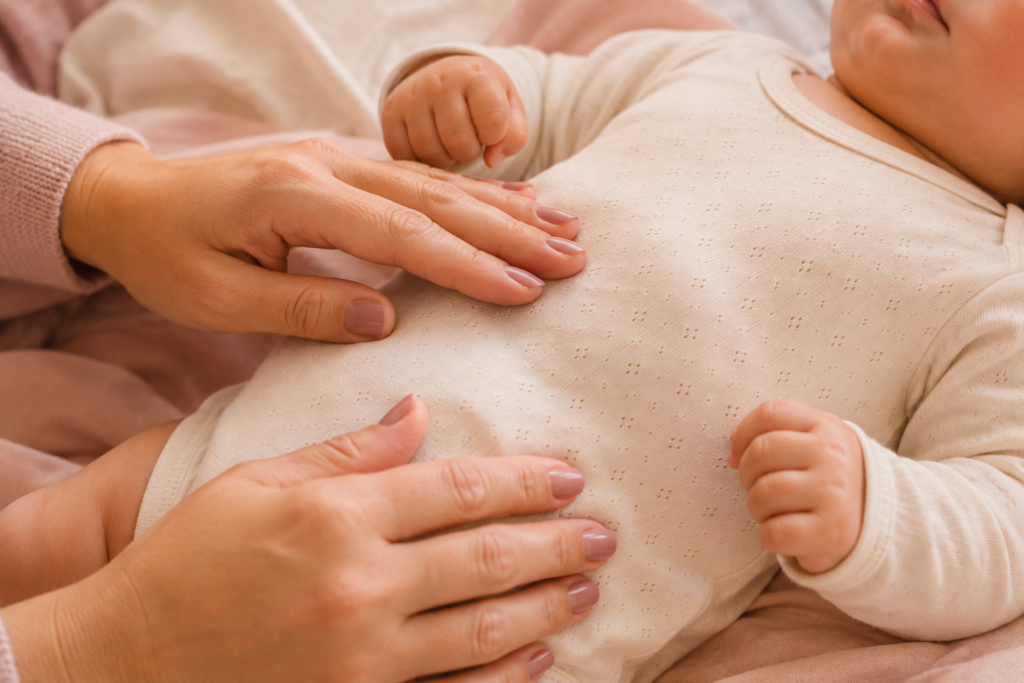 massagem na barriga do bebê para aliviar desconforto e cólica