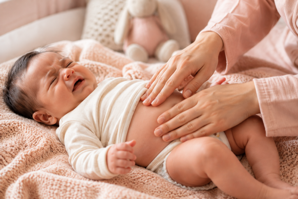 massagem na barriga do bebê para aliviar cólica e gases