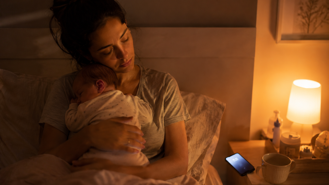 Bebê acorda muito à noite: é normal? (o que a ciência confirma)